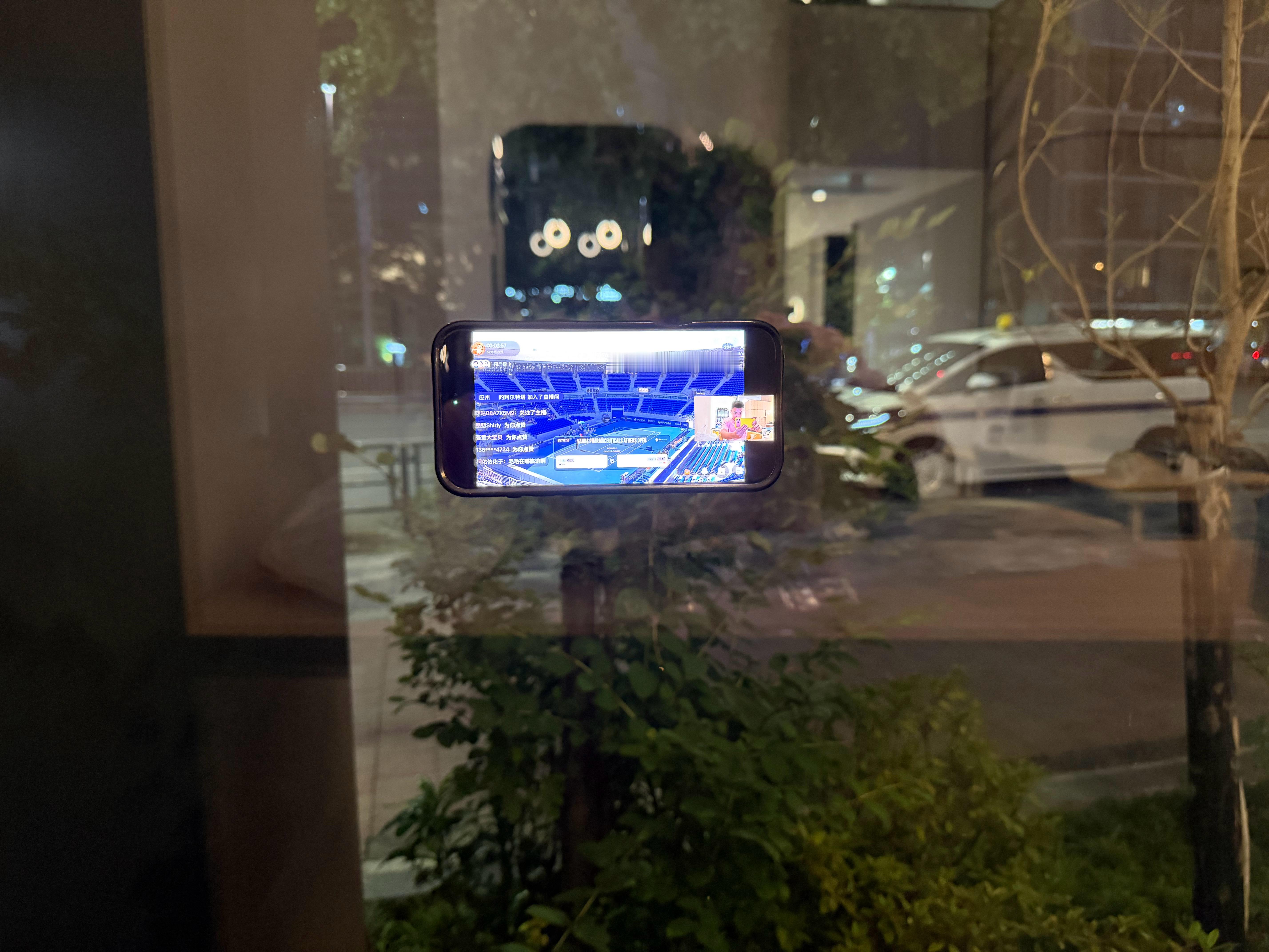 好努力，在酒店大堂直播。咪咕手机直播还得露脸。 郑钦文vs米契奇