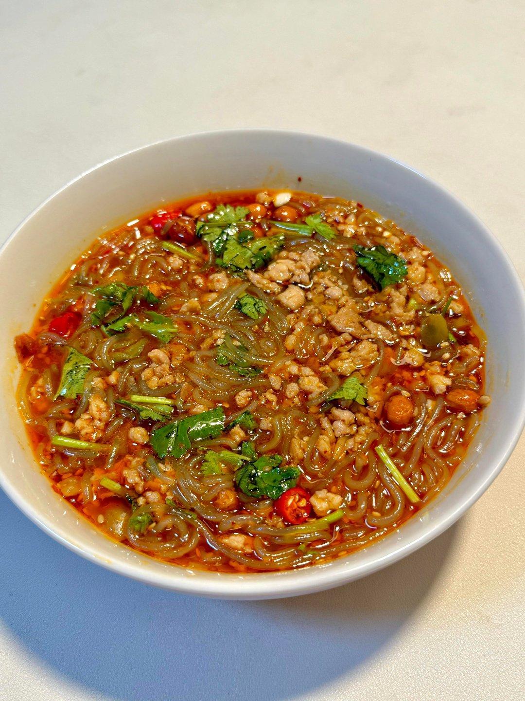 #刘亦菲压轴#在家做酸辣粉真的太好吃啦📝食材：红薯粉｜辣椒面｜蒜末｜白芝麻｜花
