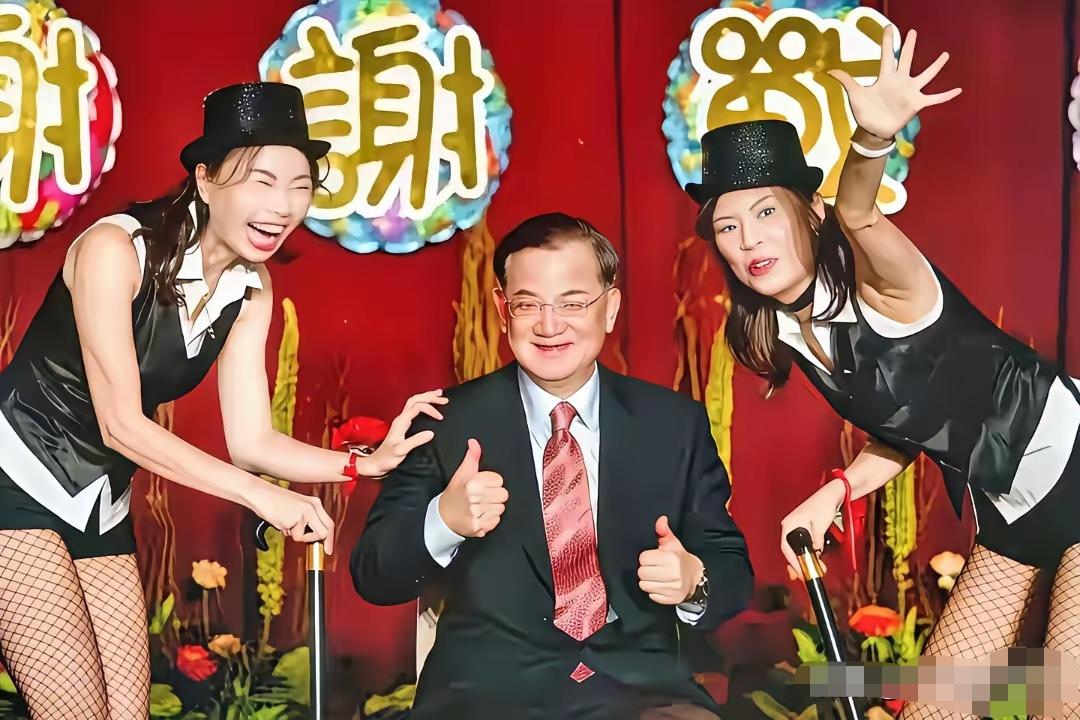 最右边的那位女士，咋看着这么眼熟呢，总觉的她很像湾湾某党的一个领导。