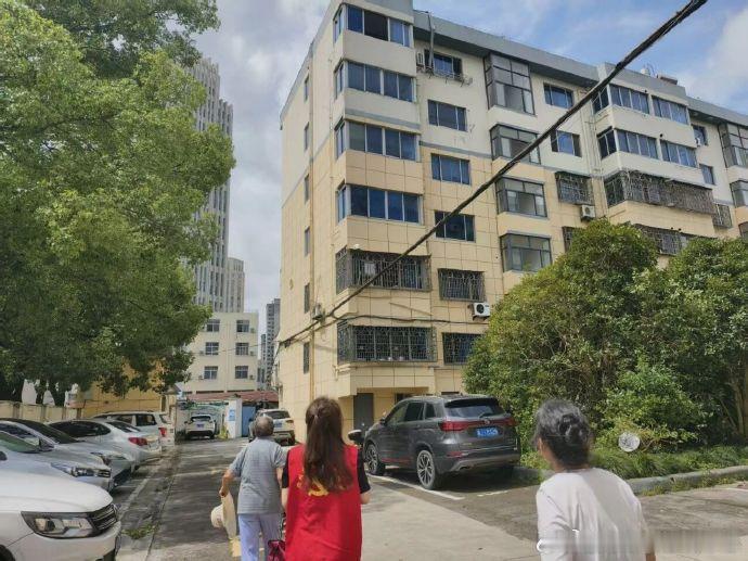 铁皮悬空台州志愿者高空排险守护群众安全处置现场困难重重：楼顶通行空间狭窄，高空拆