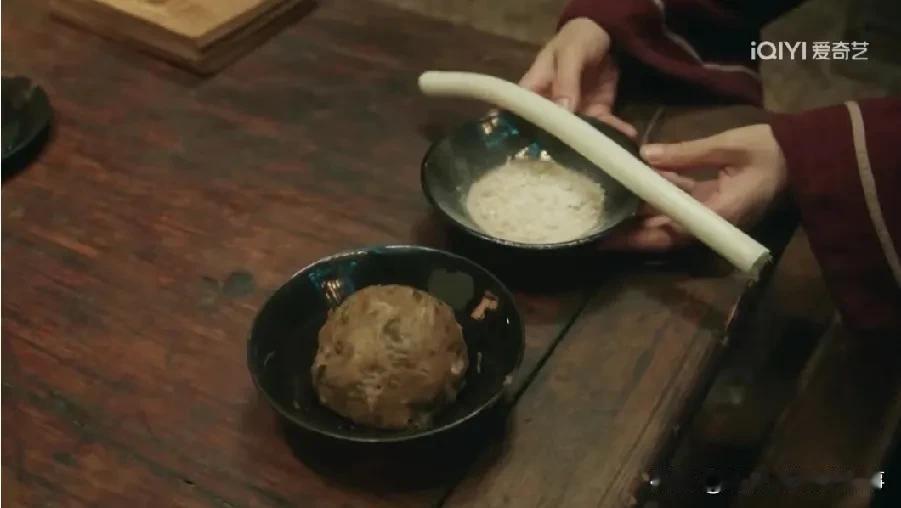 怪不得绣绣后面饿得面黄肌瘦，看她平日里吃的——野菜窝窝头就着一小段葱，那碗白白的