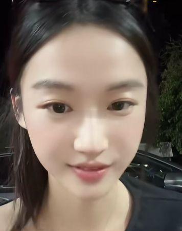 阮小咪开直播吃烧烤，还叮嘱助理，回去后给她p图这么美， 图也没啥好修的了，修图的
