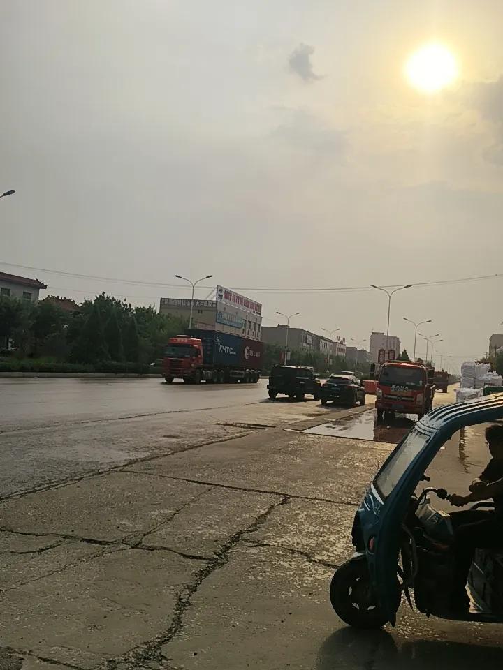 出着太阳下大雨啥年头呀……开车送货最怕下雨天，天气预报明明说今天没有雨，可是雨说