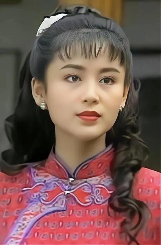 陈凯歌说因为自己喜欢陈红，一次竟给她买了30件衣服，而且当着他的面让陈红一件一件