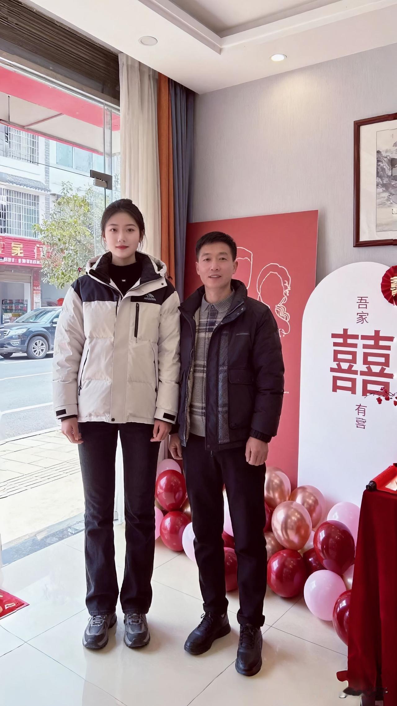 吾家有喜，是藏在时光里的温柔与期盼
 
   站在满是红绸与气球的房间里，身旁是