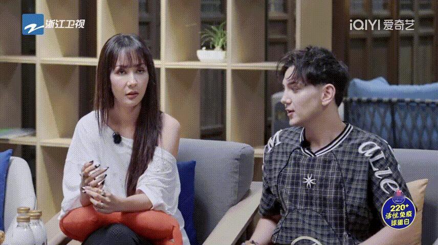艾热孜巴结婚七年依旧随地大小抱 结婚七年，艾热孜巴依旧甜得不像话！随地抱抱、甜蜜