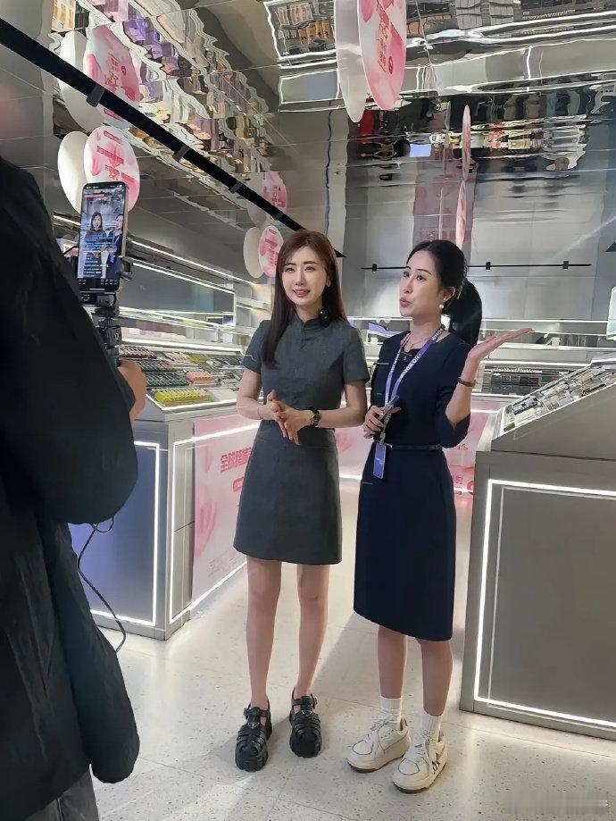 福原爱原来这么瘦啊，我还以为是个小胖墩呢。自福原爱离婚后，感觉状态越来越好了 ​