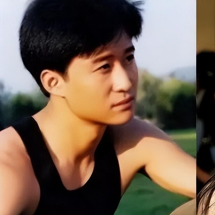 1998年，24岁的吴京向27岁的樊亦敏求婚。谁知，樊亦敏不屑一顾：“三年内赚够