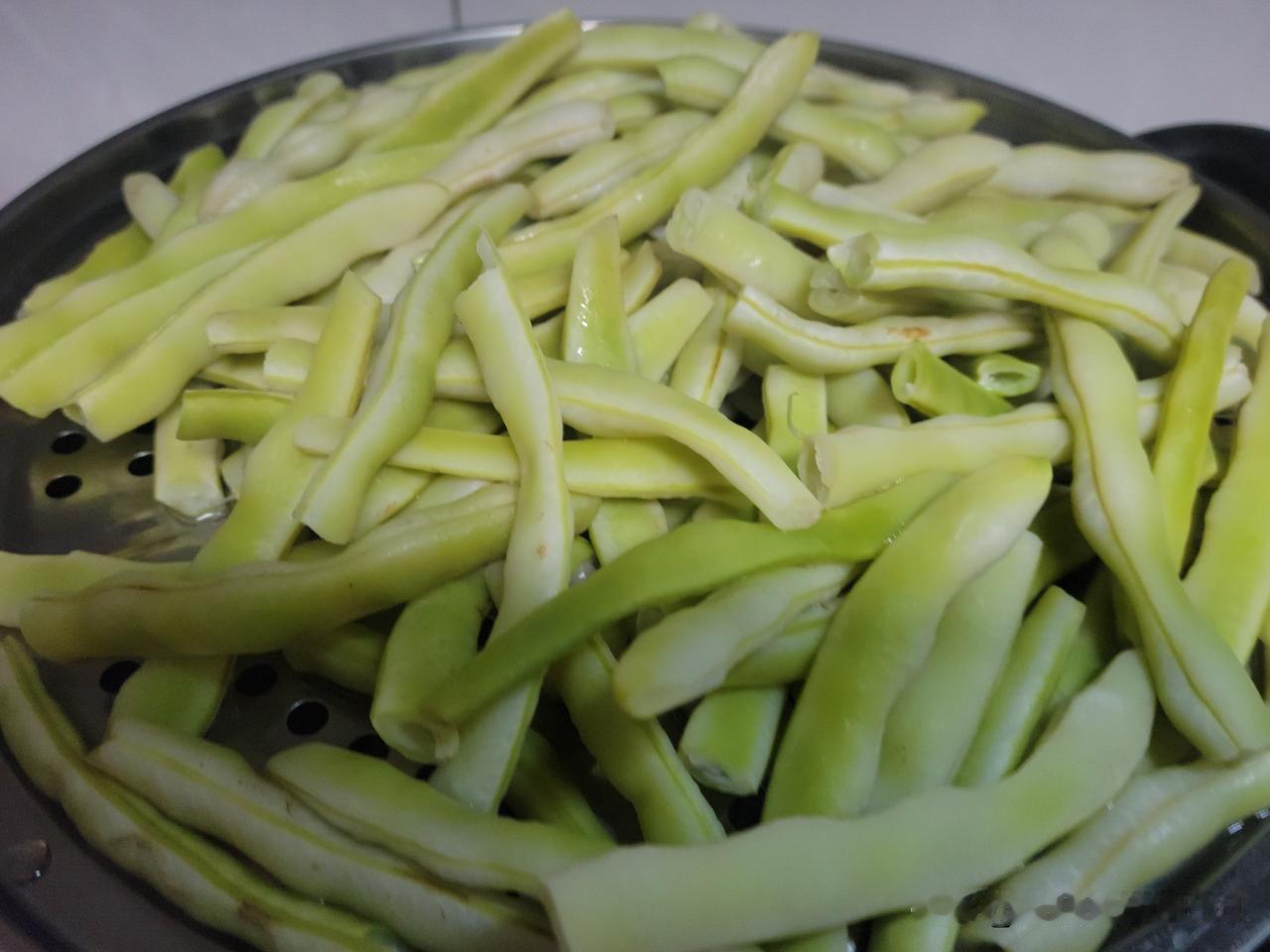 昨天晚上，下楼给儿子买蓝莓，已经是晚上八点多，推开门还是热浪滚滚。儿子说当时温度