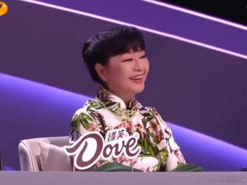 三评委各有答案，殷秀梅直接弃权，锅给何老师hhh～ 