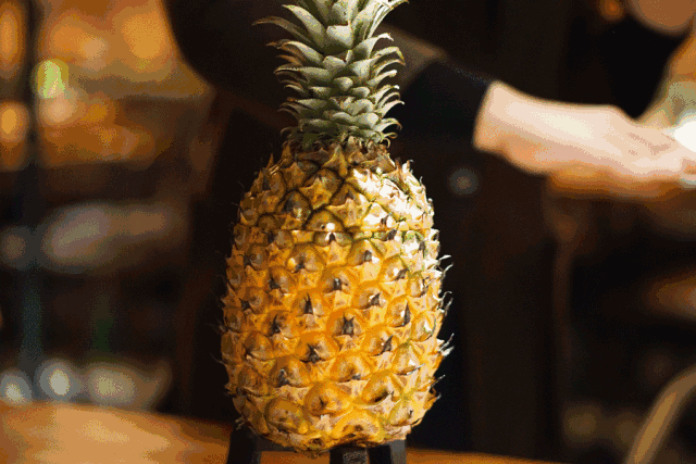 健康生活【难怪吃菠萝嘴巴疼，当你吃菠萝时菠萝也在吃你[得意]】吃完菠萝，你有没有