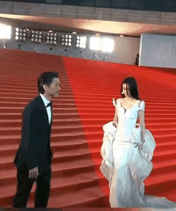 其实baby依然还很抢镜！是不是啊？
#明星美不美# 
#女星美照分享# 
#明