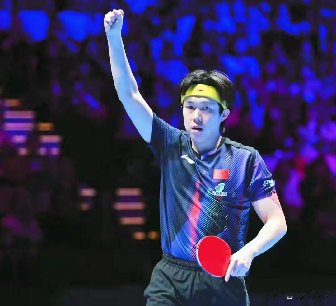 王楚钦4-1“复仇”巴西选手雨果，强势晋级澳门单打世界杯决赛。五局比分：11：7