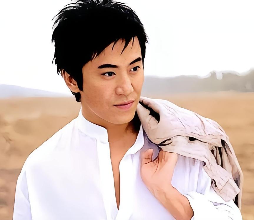 57岁显年轻，父母都已病逝，他将蔡明当姐姐，至今未婚单身娱乐 明星