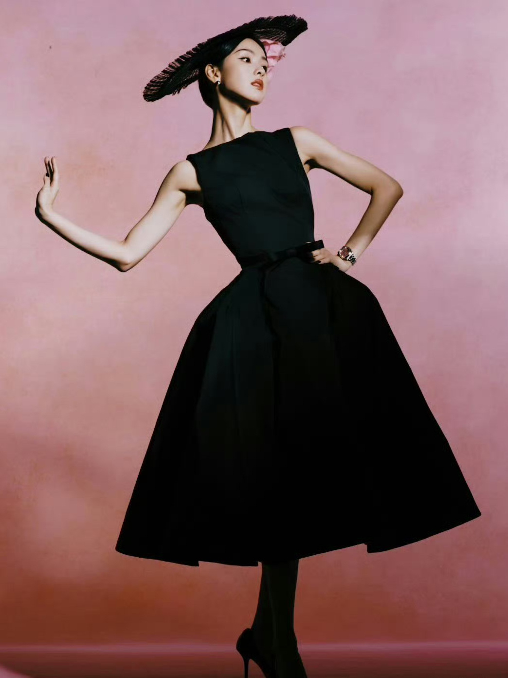 陈都灵今日活动造型~气质好棒[打call]赫本风很古典优雅呢[好喜欢] ​​​