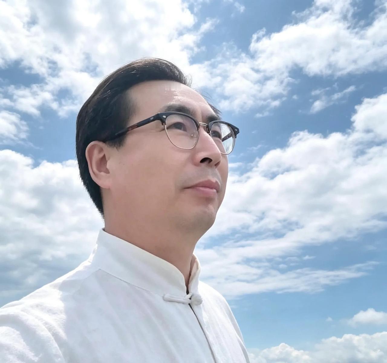 七言古风·观白云
文｜孙玉良
长空白云卷还舒
引动吾心起而伏
幻作棉田千顷白
暖