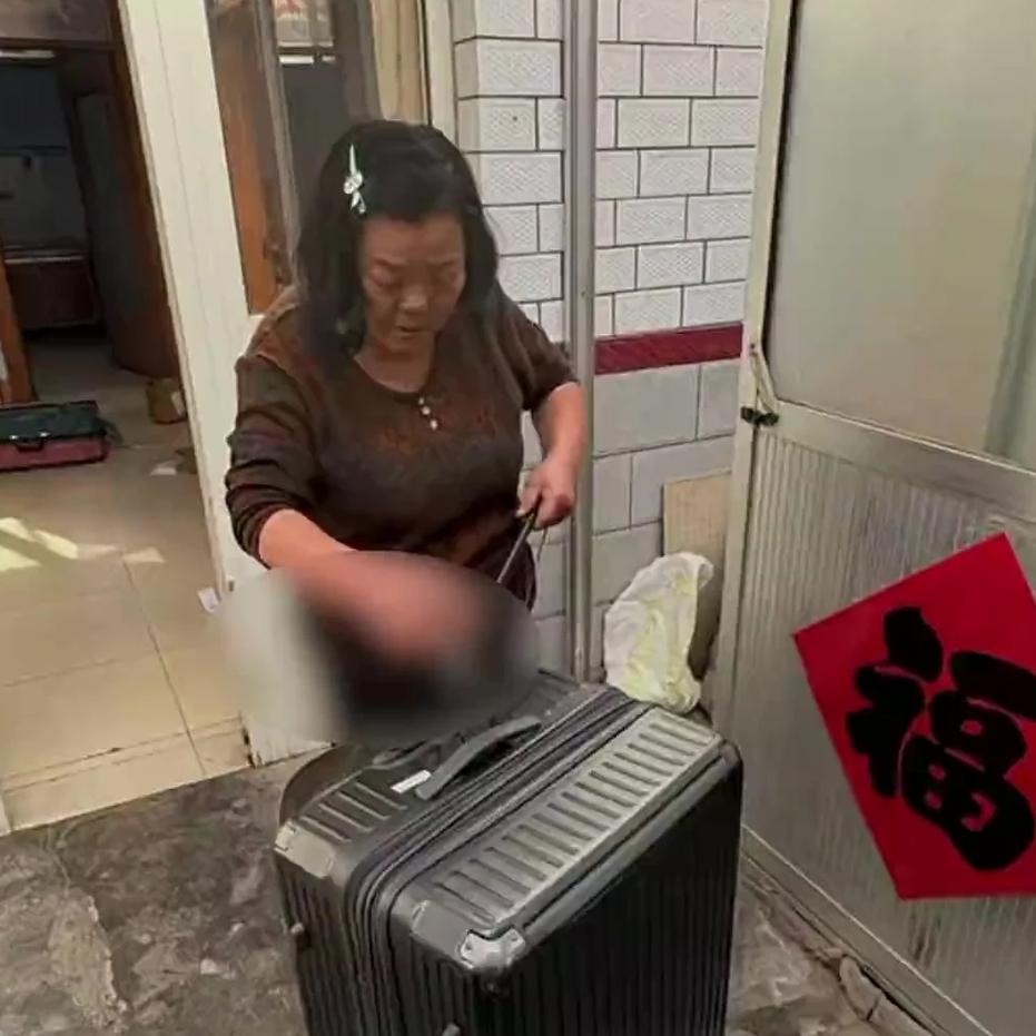 近日，山东潍坊一女子春节后返程收拾行李，担心超重，母亲竟搬出家中“传家宝”——一
