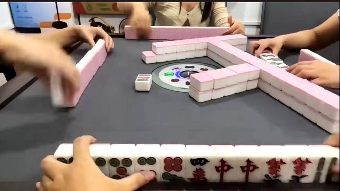 赢了钱想走却被骂成“泼妇”，甚至直接上手拉扯不让人出门，这年头打个麻将都能演变成