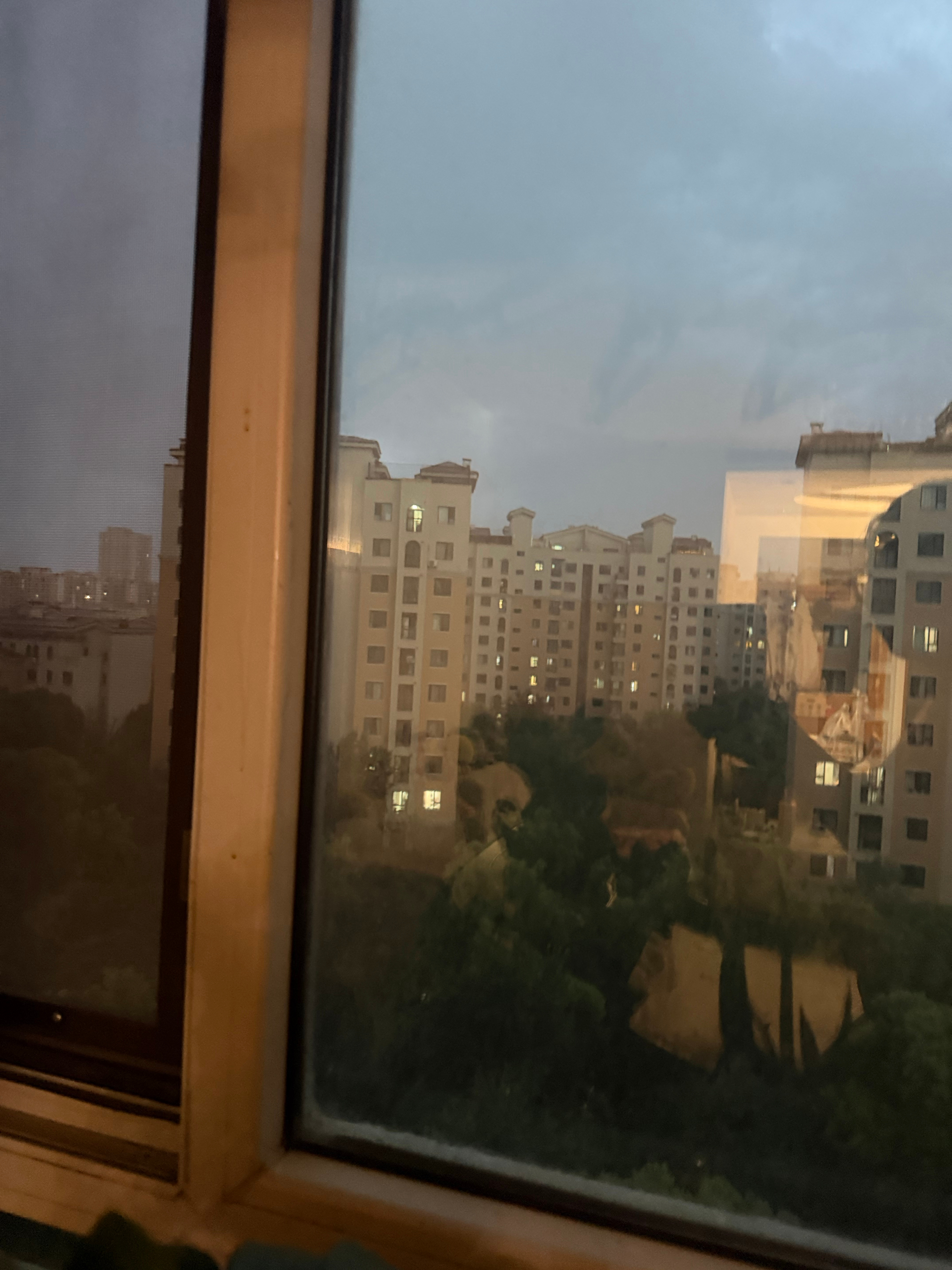 刚才还晴空万里呢 现在就开始打雷闪电下雨了