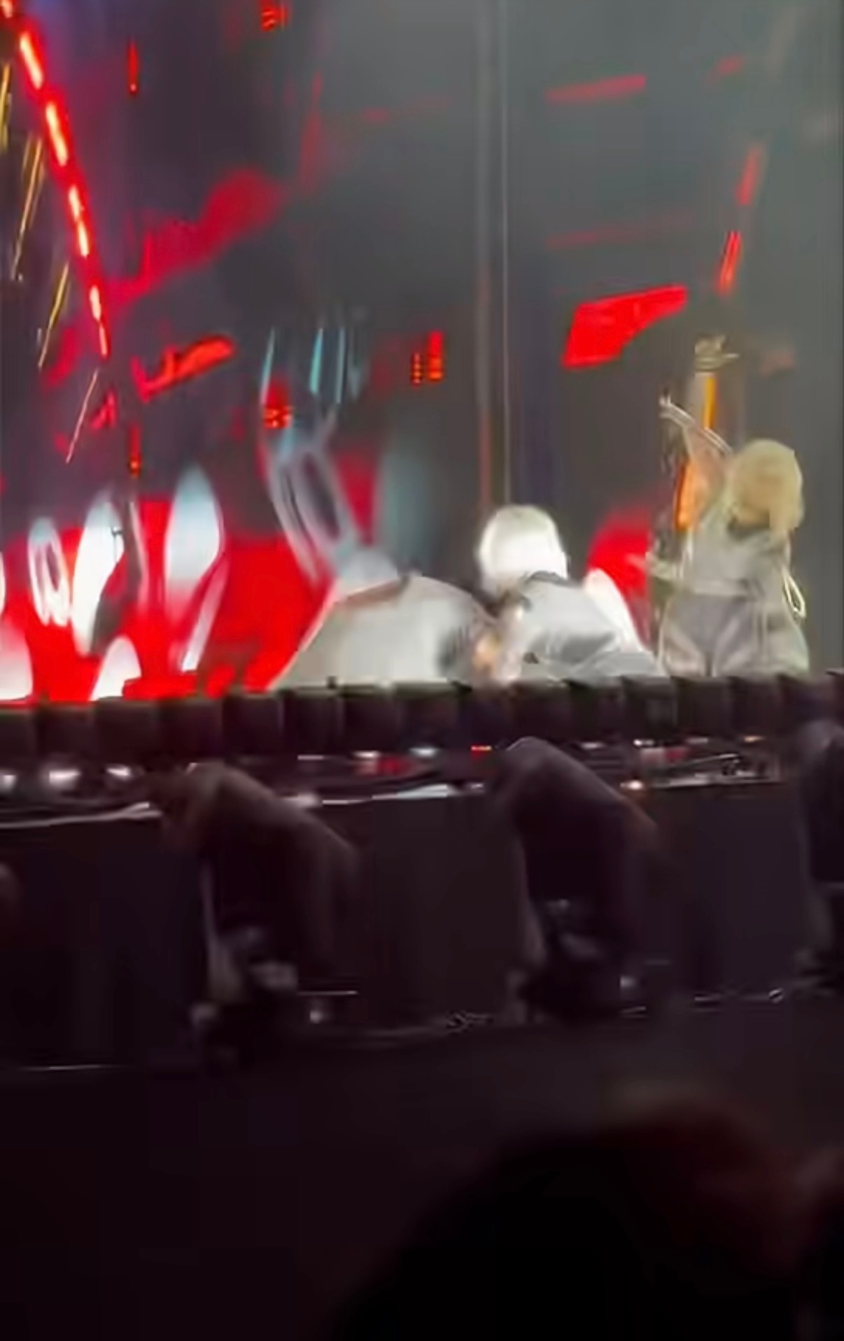 孙燕姿演唱会摔倒看视频感觉摔得这一下还挺重的[傻眼]伴舞发现后第一时间上去扶起她