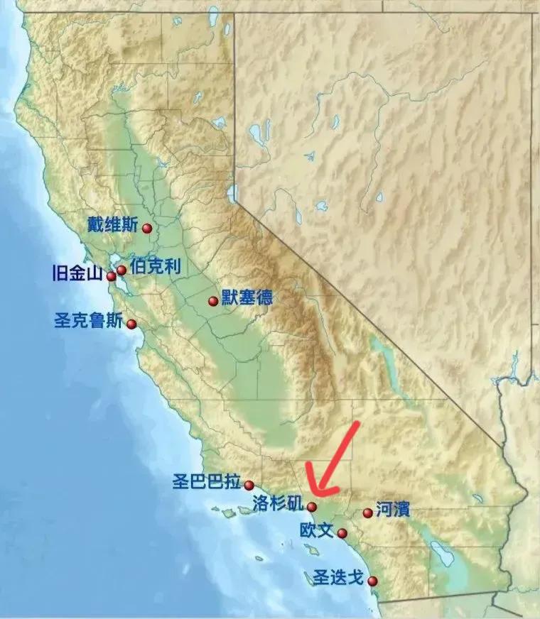 加州面积42万平方公里，核心区是内部的中央谷地，然而加州最大城市洛杉矶，却反常的