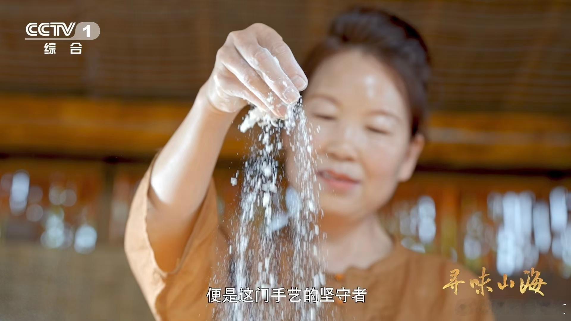直径近3米的面皮你见过吗这面皮比八仙桌还要大 宁夏中宁的师傅太厉害了！长擀面杖一