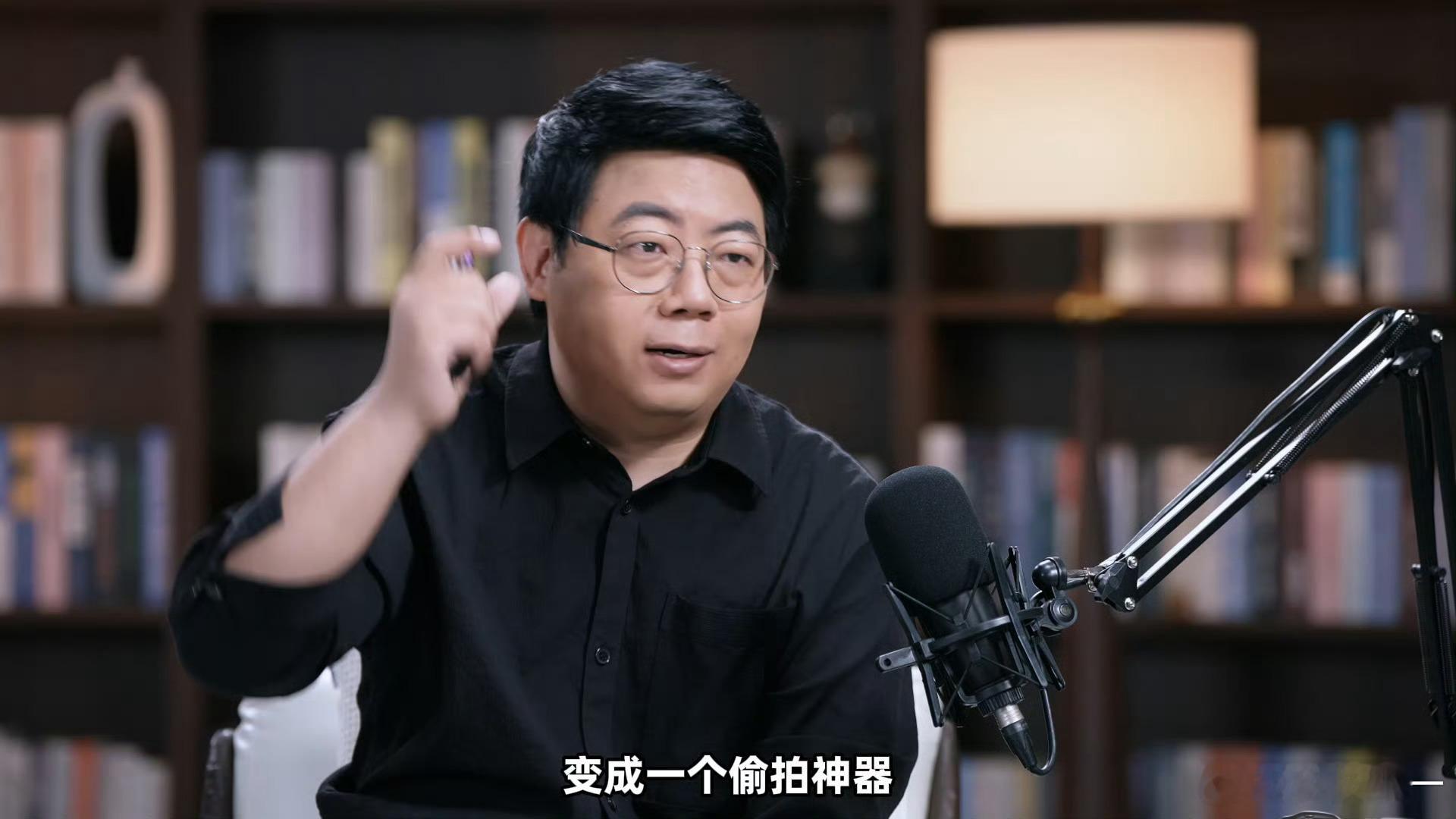 AI眼镜成为隐私重灾区日常出门佩戴AI眼镜，逛商场、和朋友聊天，无时无刻都在接触