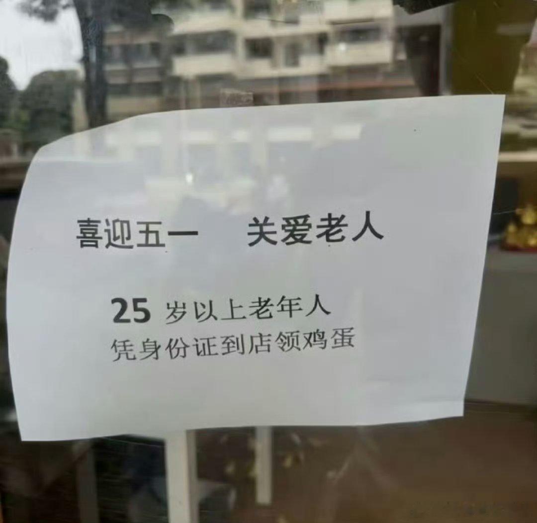 在合肥南站检票坐车，前边几位的一个老阿姨提了好些东西，身份证刷不进去，闸机一直在