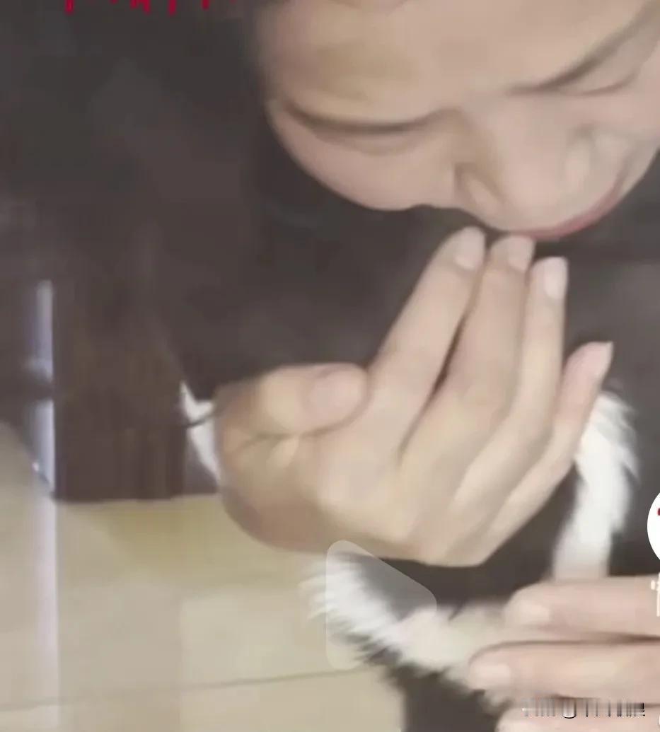 主人对狗狗讲：“我得出差一个月才会回来，你在家得好好听奶奶的话，不准乱跑。如果你
