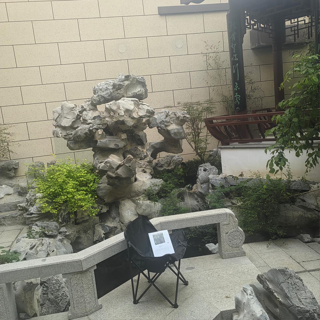 亭畔书韵
       懒雲處
 叠石池边日影斜，
亭风软拂鬓边纱。
一椅一书春