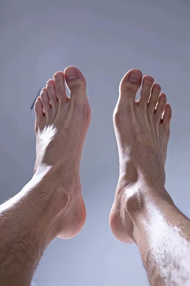 这两双大脚丫，你更喜欢哪一双？