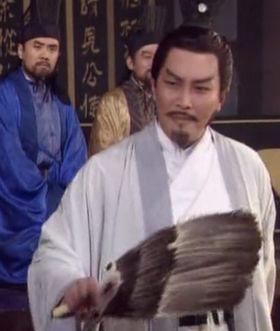 “诸葛亮没在隆中写《出师表》——他蹲在茅庐后院，用竹枝拨开半筐陈年蜀锦边角料，对