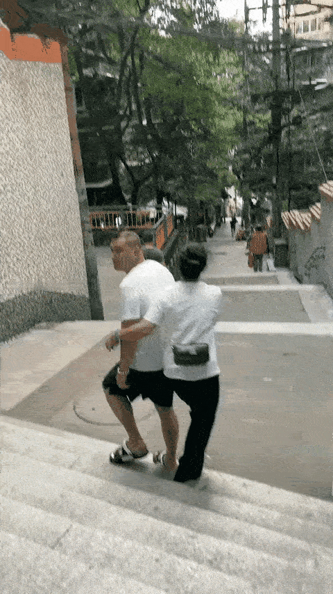 始终想不明白，红极一时的军事博主“听风的蚕”为什么会一下子就销声匿迹了呢？他仅仅