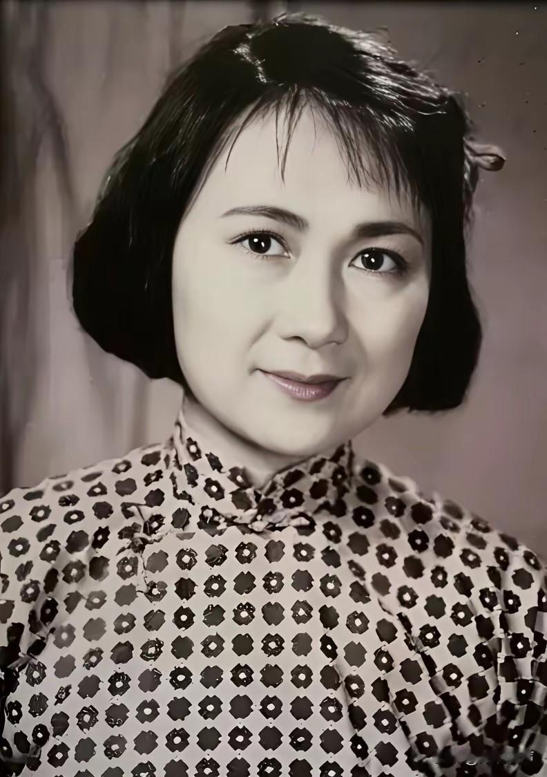 1933年，她出生于上海，1950年，17岁能歌善舞、相貌出众的她成为了鞍山市文
