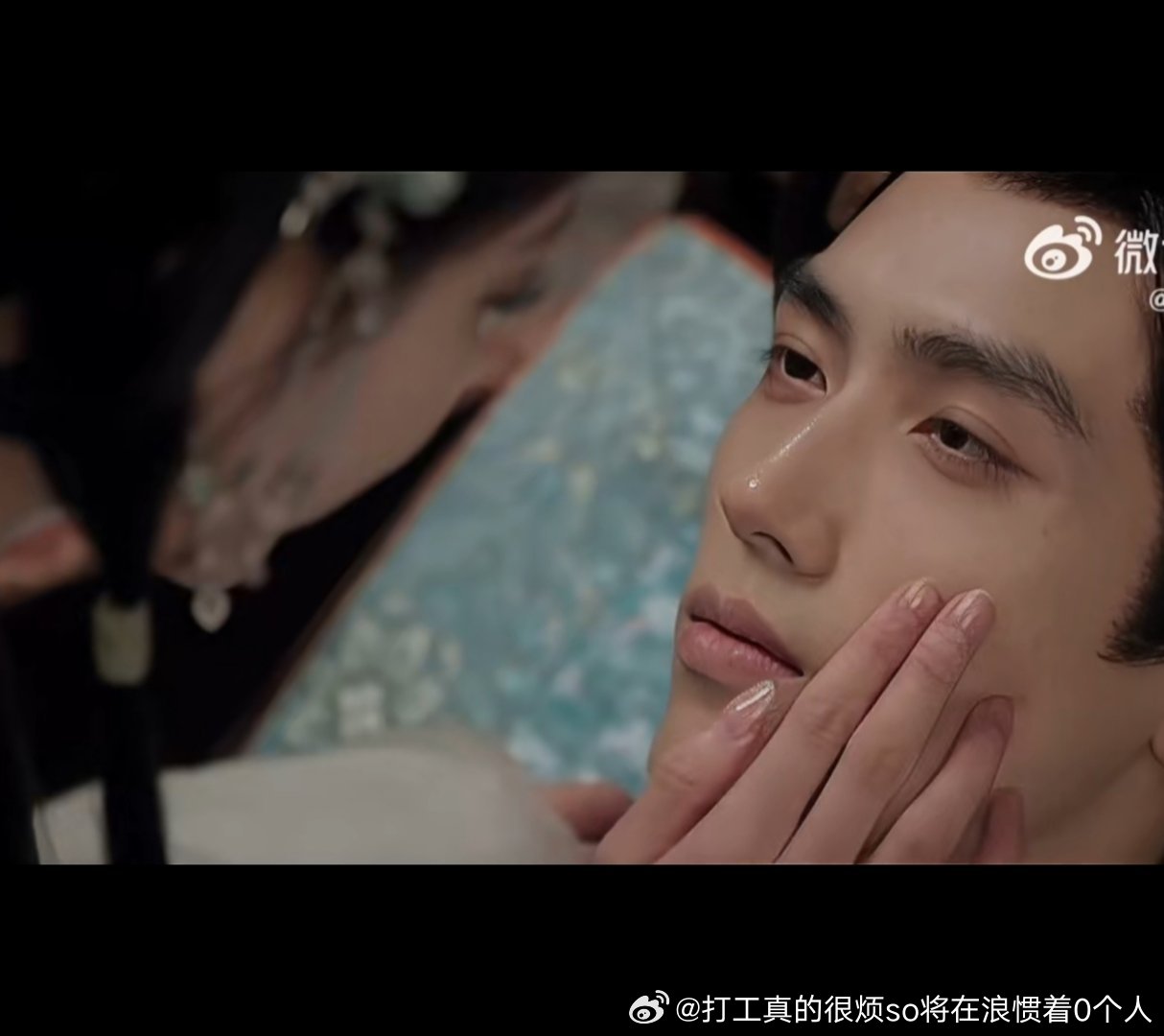 抛开年龄和一切cp感也很难有因为女鼻子五官真的就比男的大和硬朗 