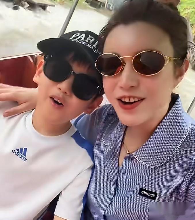 陈妍希，引发热议！ 8月7号，陈妍希引发热议，她晒出和儿子小星星游玩的一段视频，