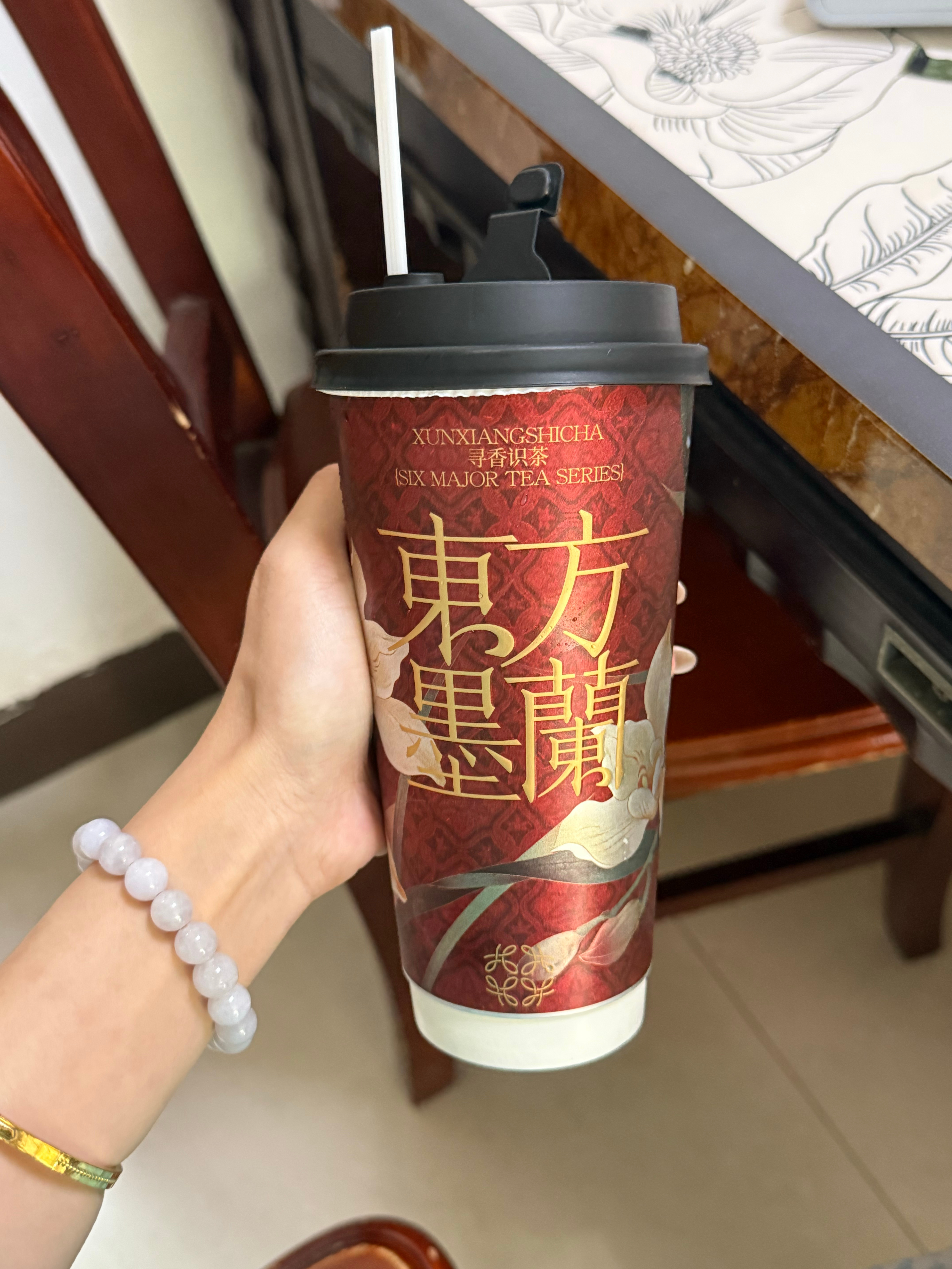 为什么东方墨兰可以这么好喝啊 我不理解 我已经成为这个牌子的死士了 一天不喝不舒