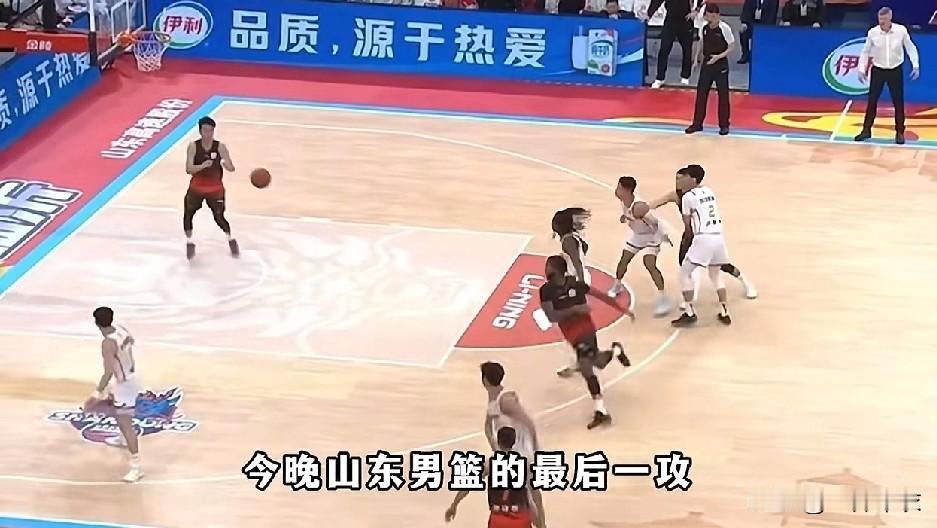 时间还剩1秒，落后3分，就连我这个业余篮球爱好者都知道，跑外线，搏3分啊！
1、