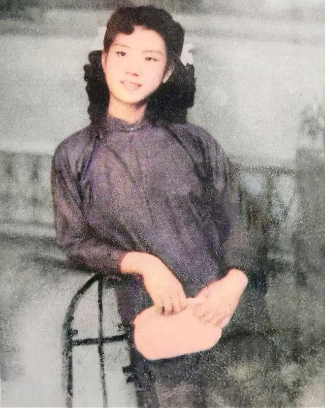 1949年，军统特务毛森，抓到了一个交际花小姐，在审犯期间，毛森扒下她的衣服，说