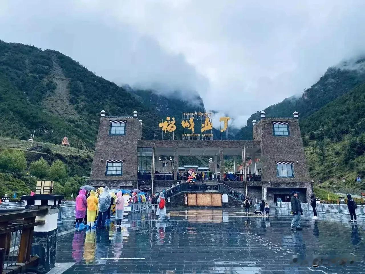 稻城亚丁争议持续发酵！官方千字通报态度诚恳，核心问题依旧悬而未决
 

近期，稻