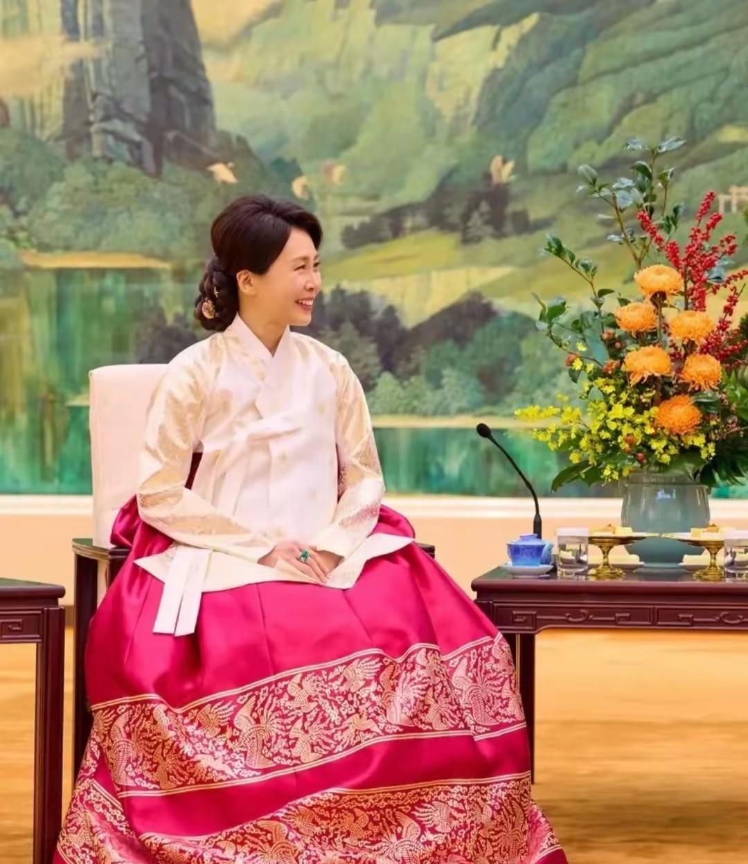 李在明访华，

妻子抢镜，

原因让人意外。

59岁的金惠景这次跟丈夫一起到中