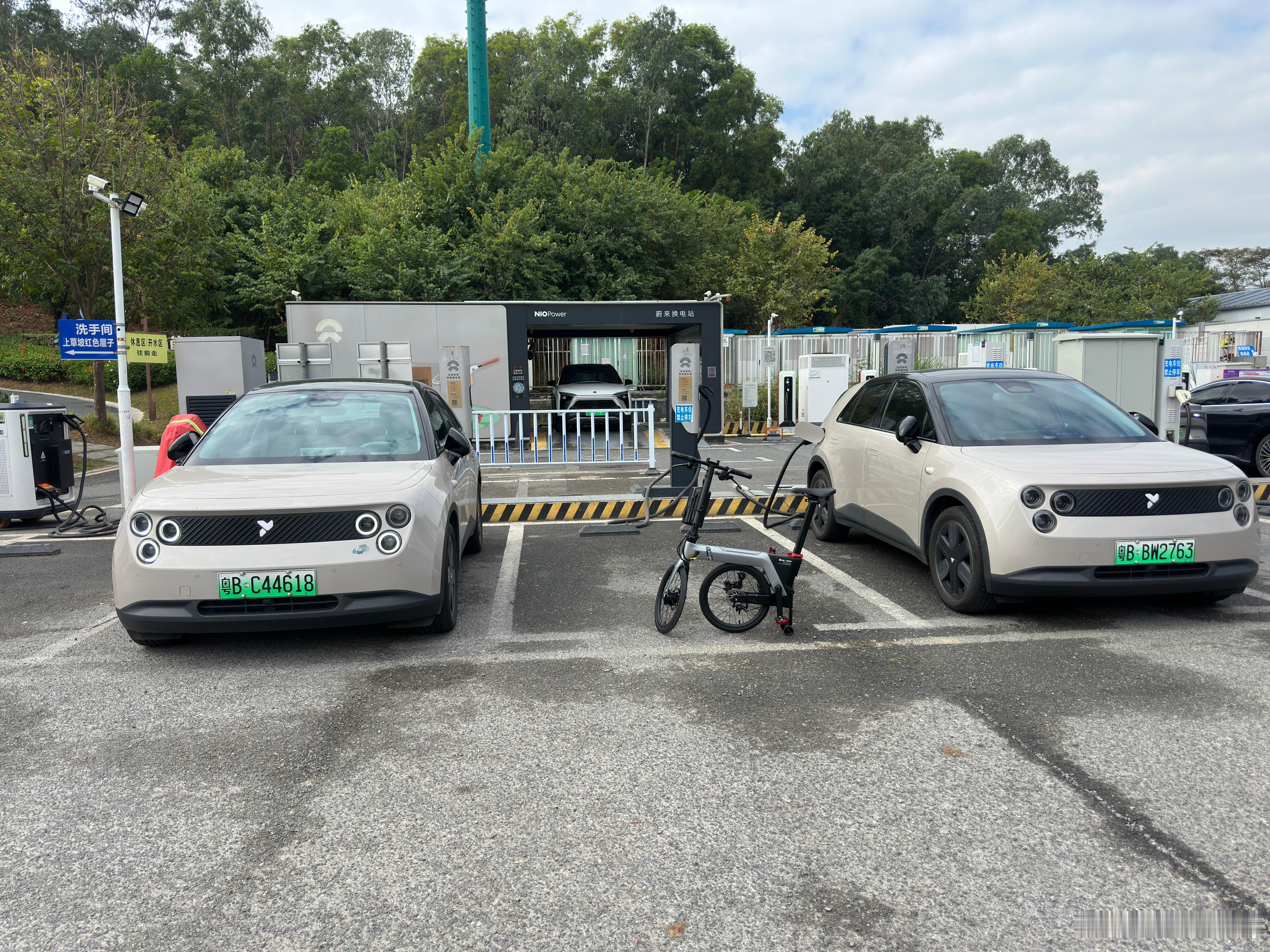 这不巧了吗？遇到一台和我一模一样的蔚来萤火虫 深圳·北站中心公园