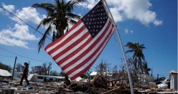 美国现在最大的问题是缺钱，政府入不敷出，欠了一堆债。反观华尔街的大佬们，贝莱德、