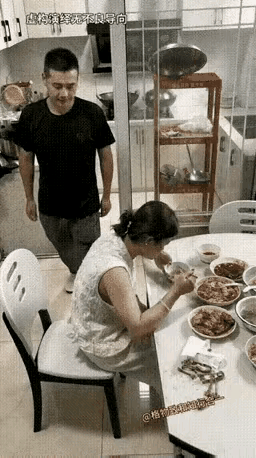 婚姻里出现感情越界，很少是单一原因造成的。

长期缺少有效沟通、情感回应不足、彼