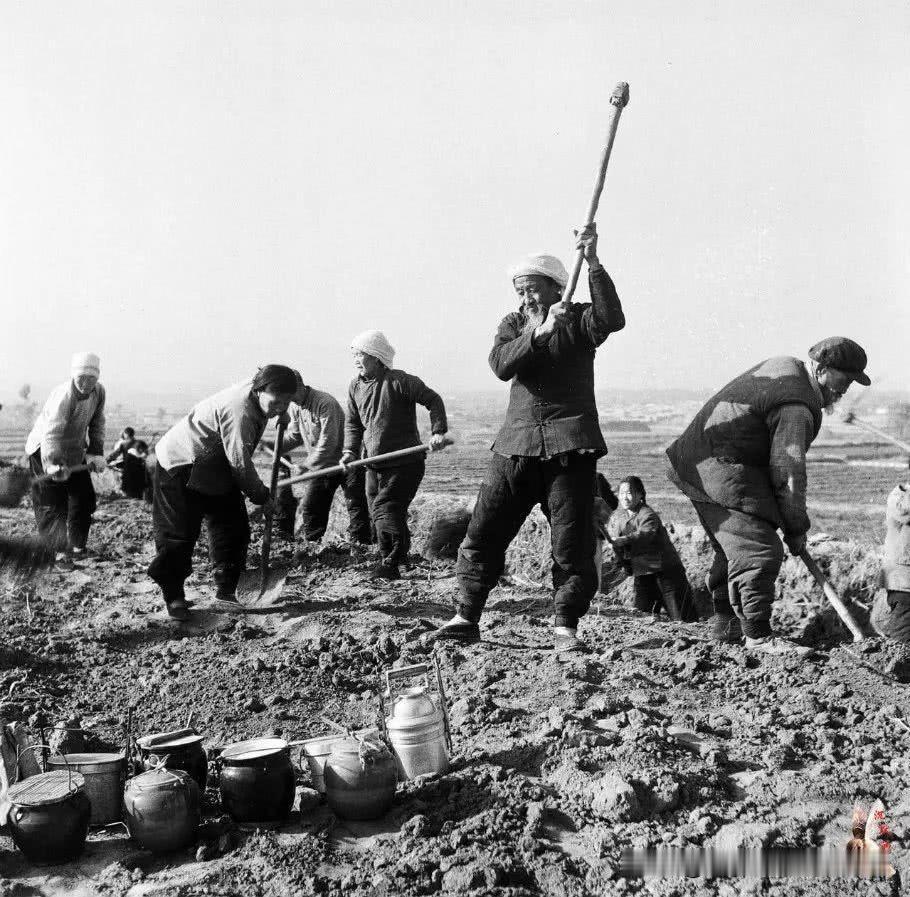 奉劝有些人别再盼着重回人民公社大集体了，趁早放下这个念头！
 
像1958年一刀