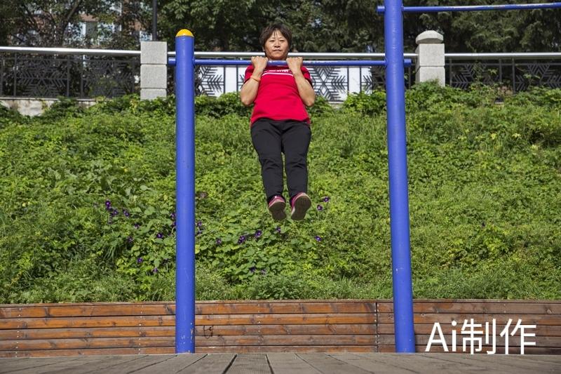 这两天晚上吃完饭，我习惯去小区里散散步。
昨天路过那个健身小广场，老远就看见单杠