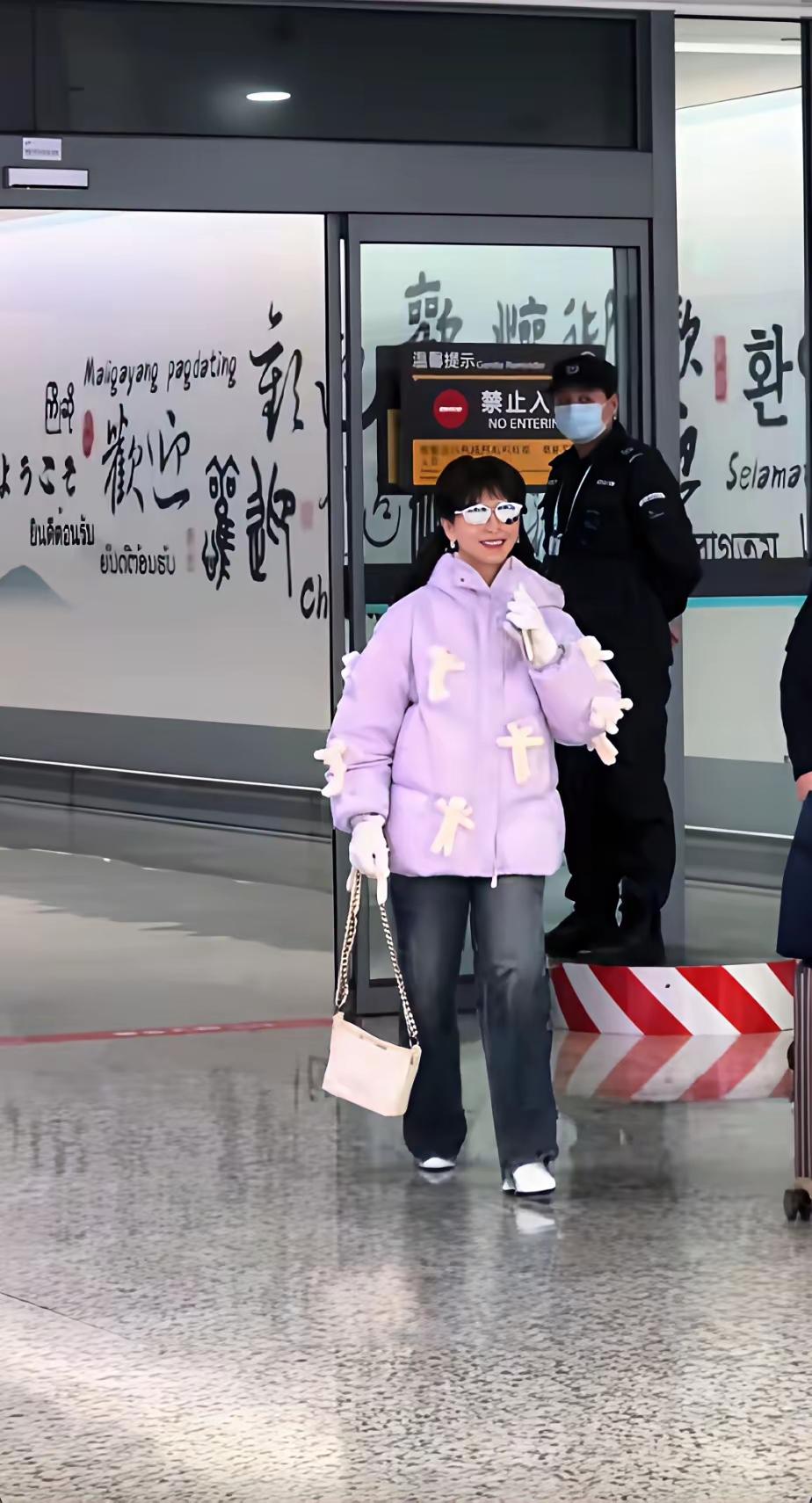 真大胆！70多岁的赵雅芝羽绒服带满小熊。这是16岁少女才敢穿的大街上的衣服，姐姐