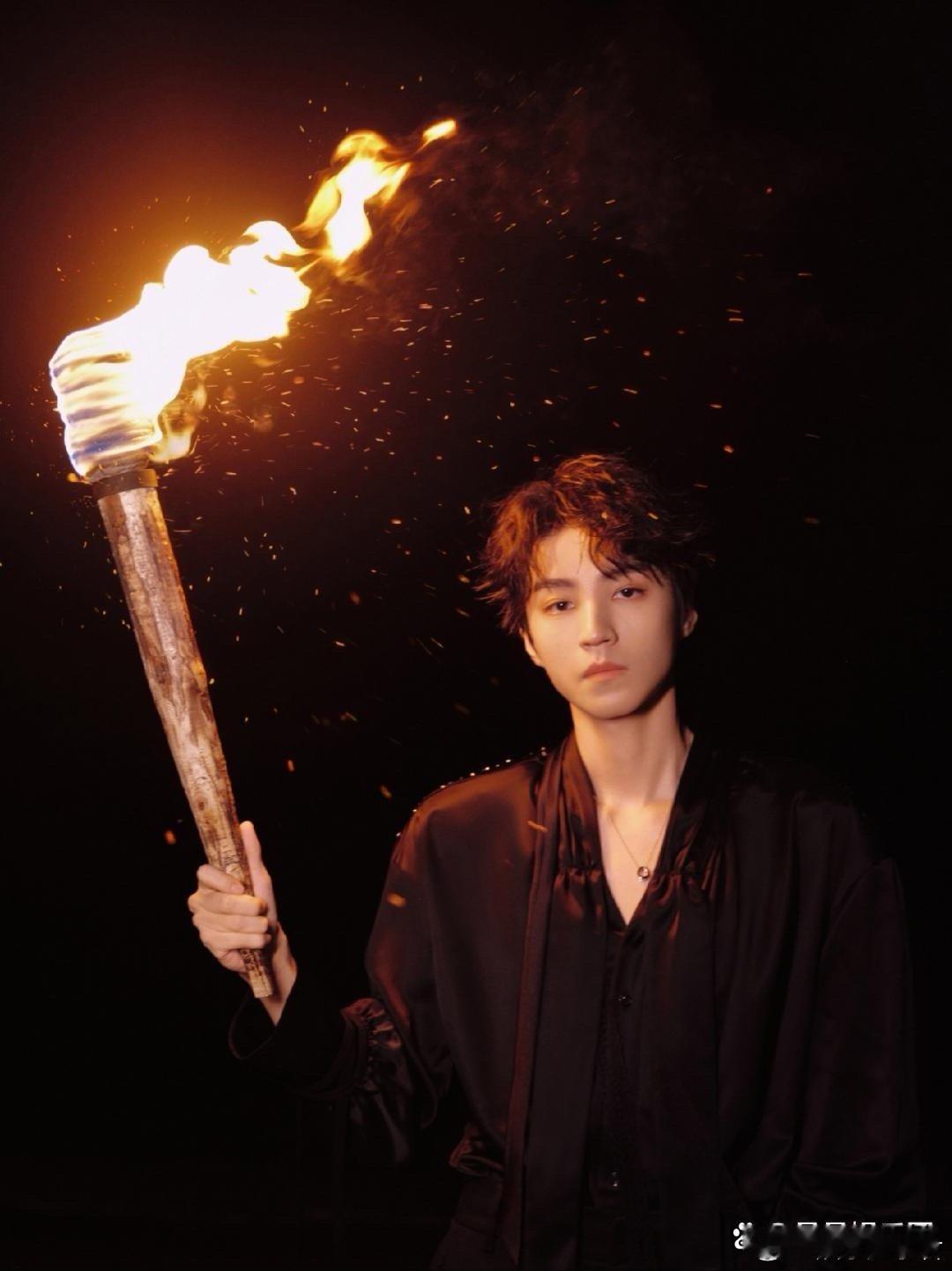 王俊凯湿身王俊凯朕的舞台纯元回宫了！王俊凯 跨年开场大秀，化身舞台的掌控王者，踩