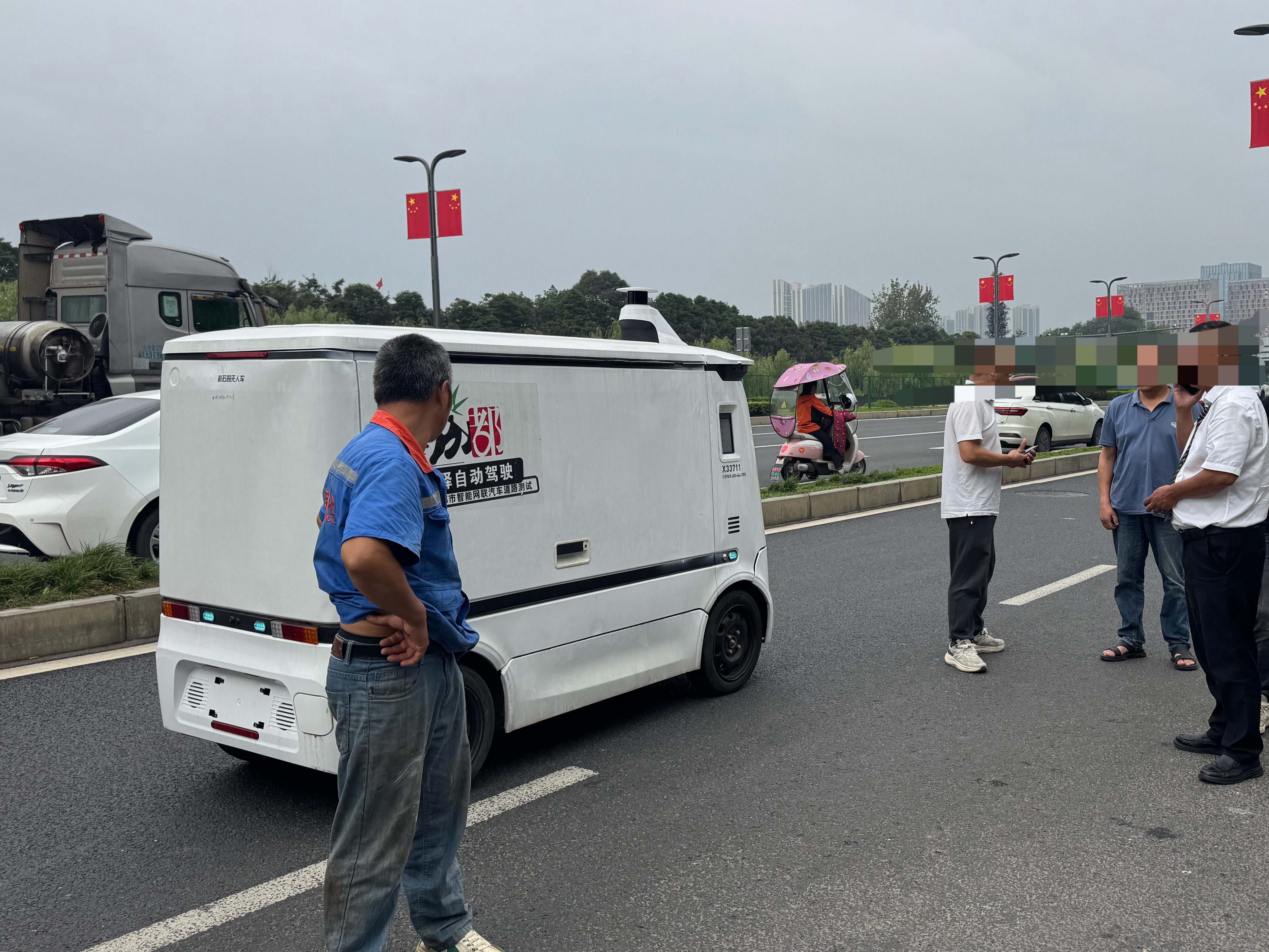 笑亖，一台自动驾驶测试小车，突然故障停在路中间，后面车子堵了一长串，司机们没办法