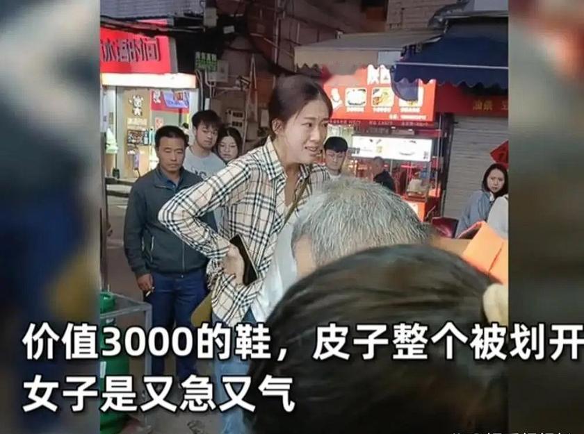 2023年，福建厦门，一名女子将一双价值3000元的鞋子交给路边的大爷修理，修理